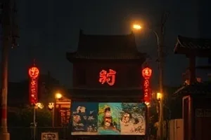 《七十二家书房》封面，堆满旧书的木质书架与阅读灯