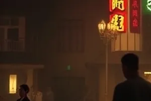 《三更灯火》封面，深夜街角小店的暖色灯箱